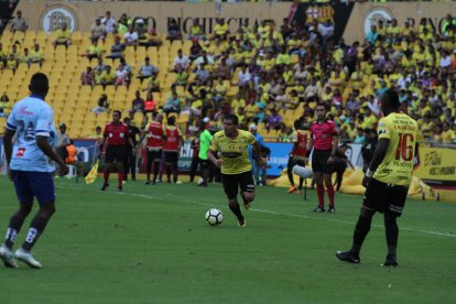 Mario Pineida (c) utilizó desde siempre el número 2 en el equipo.