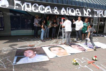 A lo largo de los años, las familias de los fallecidos y desaparecidos han insistido justicia, realizando plantones.