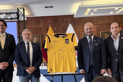 Dirigentes del fútbol ecuatoriano y del legislativo durante la entrega del proyecto en la Asamblea.