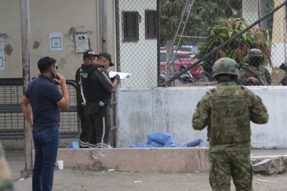 Los agentes policiales que acudieron al sitio para atender la alerta cerraron el paso al centro carcelario y levantaron indicios balísticos.