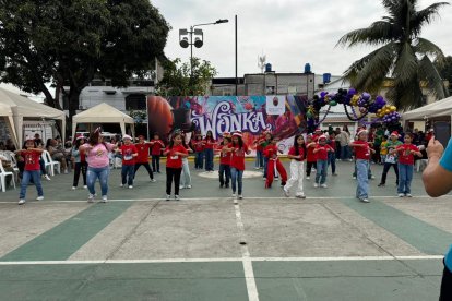 El patio del colegio se llenó de sonrisas de los estudiantes.