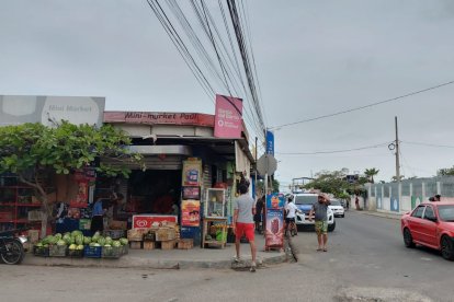 Un minimarket de Urbirrios fue blanco de la delincuencia. Uno de los empleados resultó herido