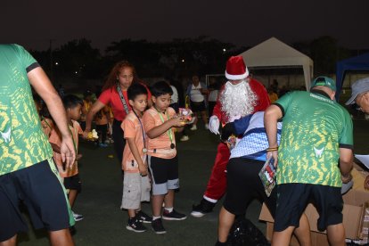El Papá Noel llegando a la cancha de la liga barrial El Guasmo.