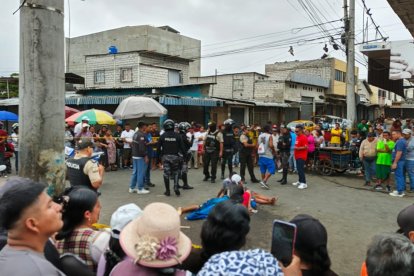 El suceso se produjo en el área del mercado ante gran concurrencia de compradores