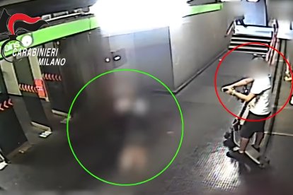 Este video fue difundido por los Carabineros. El ecuatoriano fue colocado dentro de un círculo rojo. Una presunta víctima, en verde.