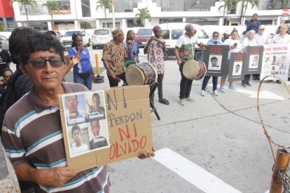 Manifestación en los exteriores de la Unidad Judicial en Guayaquil.