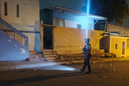 En el exterior de esta vivienda de la cooperativa Estrella de Belén cinco personas resultaron baleadas.