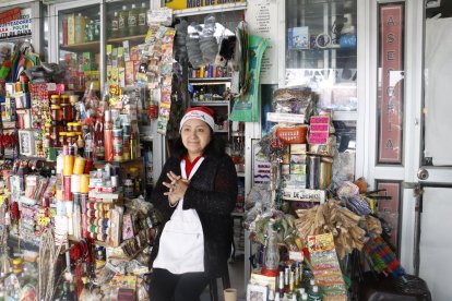 Marlene Cóndor cuenta su historia en su reciente negocio, en el Mercado Central de Quito.