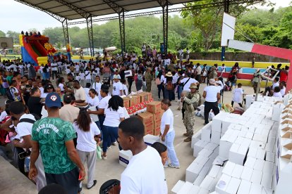 Voluntarios, familias y miembros de la Armada del Ecuador se unieron en una jornada solidaria organizada por la Fundación Hellen Quiñónez.