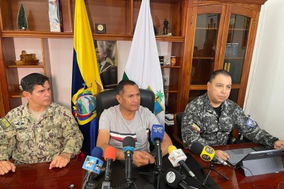 El gobernador Juan Jaramillo, junto a altos mandos de la Policía y la Armada, anuncia medidas urgentes para contener la violencia en Esmeraldas.