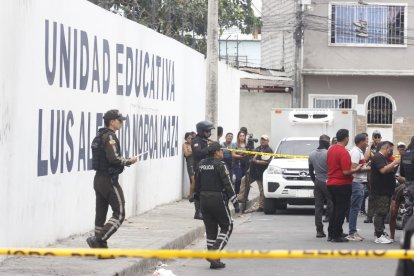 El cuerpo del menor quedó tendido fuera de la entidad educativa.