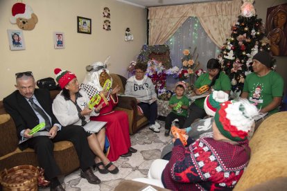 Los participantes tocan instrumentos de percusión y aplauden mientras cantan los villancicos.