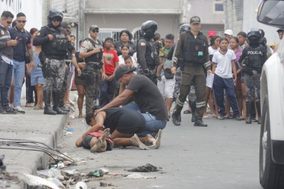 El cuerpo del menor quedó tendido sobre la vereda. Familiares acudieron al lugar.