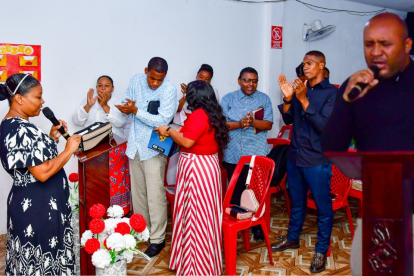 Luis Arroyo y Katty Bustos se dirigen a los asistentes a la iglesia, transmitiendo un mensaje de fe.