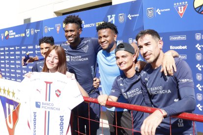 Adriana Silva visitó el complejo de Liga de Quito y se llevó como recuerdo una camiseta autografiada y una foto con Kevin Minda (i), Dida Domínguez, Michael Estrada, Alexander Alvarado y Lisandro Alzugaray (d).