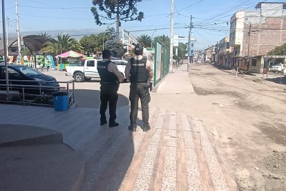 Los policías investigan para ubicar a los sospechosos del asalto en una fábrica en la parroquia Izamba, norte de Ambato.