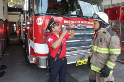 Rubén Mejía mientras le da indicaciones al rescatista Fabián Zúñiga.