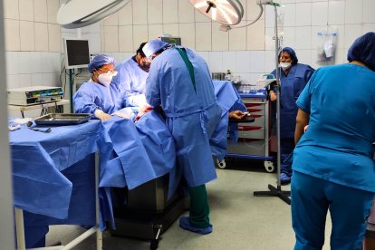 La mujer fue atendida de urgencia por médicos de la casa de salud.