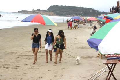 El feriado navideño con presencia moderada de turistas en los balnearios de Santa Elena