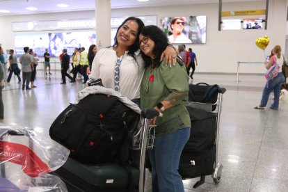 Luz María arribó al aeropuerto internacional de Guayaquil el domingo 21. Allí la recibió una amiga.
