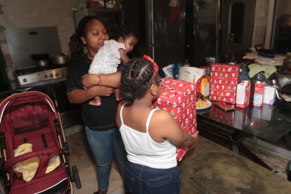 Damiana Aguirre junto con sus hijas y los obsequios que recibieron por parte de Diario EXTRA.