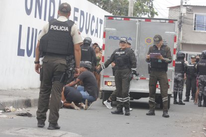 La madre del adolescente de 15 años rompió en llanto al ver el cuerpo de su hijo mayor tendido en el suelo, con varios impactos de bala.