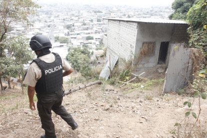 La casa del horror está ubicada en una ladera y es la única construida de cemento en el sector.