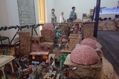 Vista general de la muestra: Más de cuatro mil figuras recrean ciudades bíblicas elaboradas completamente a mano por un médico ambateño.