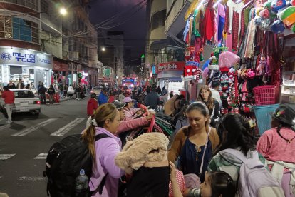La aglomeración facilita el accionar de carteristas y arranchadores, advierten comerciantes y Policía.
