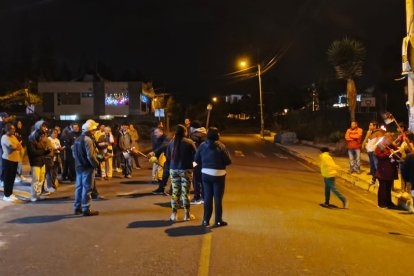 Moradores de la ciudadela Aeropuerto marcharon con antorchas como símbolo de unión y rechazo a la inseguridad.