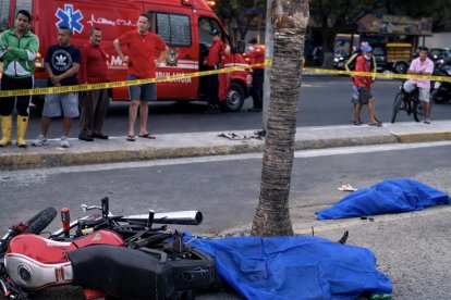 Un trágico accidente de tránsito apagó la vida de una pareja. La vía Puerto - Aeropuertp, fue escenario de la desgracia navideña