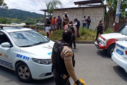 Agentes de la Policía Nacional y unidades de emergencia ECU 911 acordonan el área tras el ataque armado registrado en pleno centro de Atacames, la tarde del 24 de diciembre.