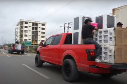 Esta imagen corresponde a una entrega de regalos a nombre de Junior Roldán, en El Triunfo, años atrás.