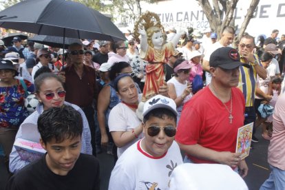 Cientos de creyentes llegaron al cantón Durán para participar en la caminata.