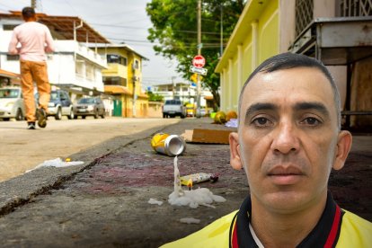 En este sitio, donde colocaron velas, fue acribillado Aldo Espinoza, de 47 años.