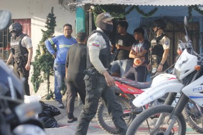 Policías hicieron un barrido en el sector donde encontraron la droga.