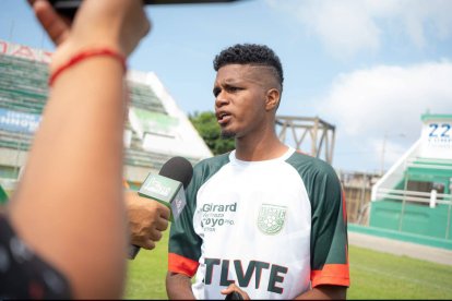 Héctor Steven Montaño, joven futbolista universitario, durante una entrevista en el torneo nacional organizado por la FEF. Su vida fue truncada en la masacre de Esmeraldas.