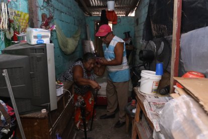 Anita necesita un bastón para levantarse y caminar, debido a su enfermedad.