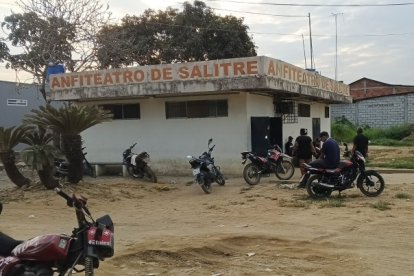 Amigos y parientes de las víctimas retiraron sus cuerpos de la morgue del cantón Salitre.