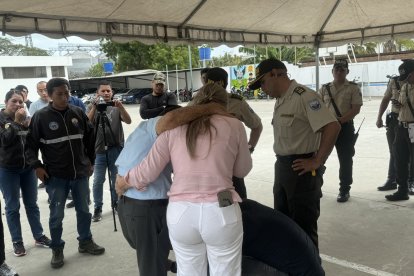 Después de la revisión médica, el adulto mayor fue devuelto a los familiares.