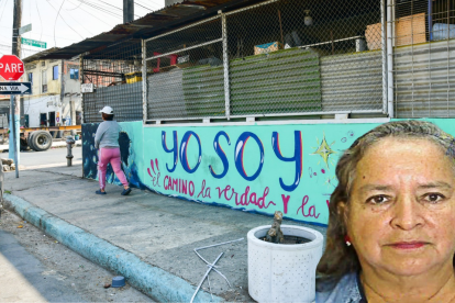 Esta cita bíblica se lee en la pared exterior de la casa de la fallecida.