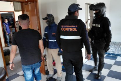 Los policías detuvieron a dos sujetos dentro de la clínica de rehabilitación.