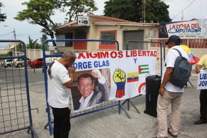 Los simpatizantes de Jorge Glas acudieron a la Unidad Judicial Penal para respaldar a Glas