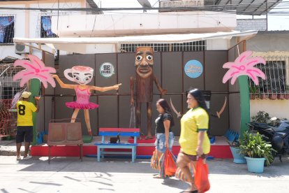 Entre las figuras exhibidas también se encuentran las pensadas para niños o personajes extraídos de redes sociales.