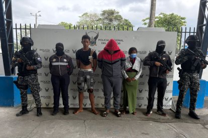 Los tres presuntos implicados en el ataque armado que dejó dos policías y un civil fallecidos en Esmeraldas fueron presentados por la DINASED tras su captura.