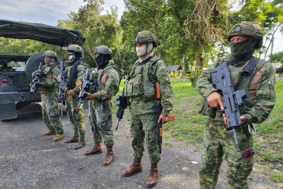 Militares fuertemente armados patrullan una zona rural como parte de operativos de control en áreas fronterizas afectadas por disputas territoriales.