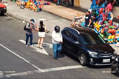 En las imágenes se observa a varios sujetos armados durante el asalto.