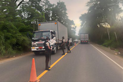 Policías realizan revisiones al ingreso de San Lorenzo.


ag - periodista
ag - granasa