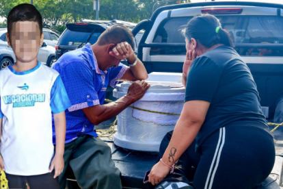 Sus familiares miraban con desconsuelo el ataúd donde reposaban los restos del pequeño Erick.