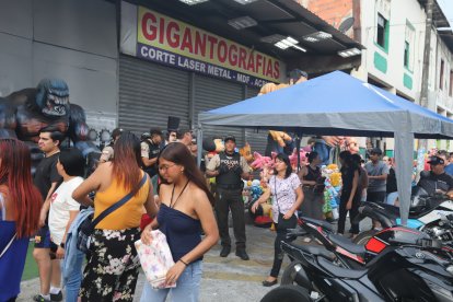 Los policías en la calle Seis de Marzo permanecen en un solo sitio, sin recorrer las calles.